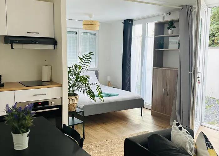 Calme Avec Cour Privative Parking Jacuzzi Option * Bod